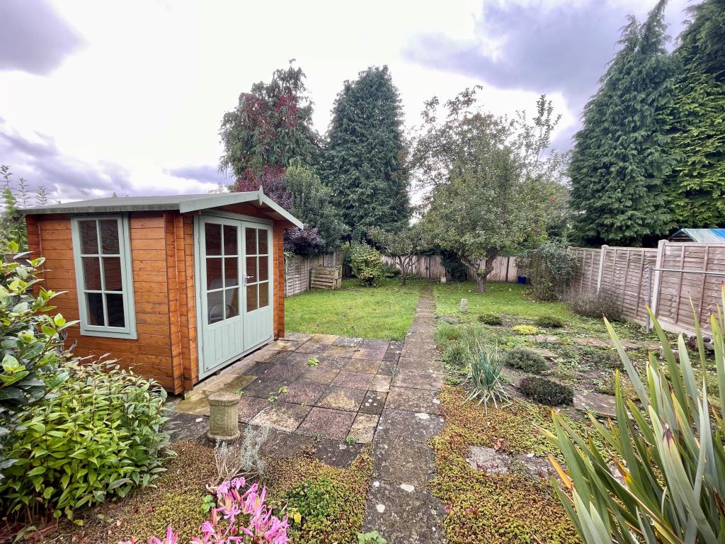 Lot: 41 - DETACHED BUNGALOW WITH LARGE GARDEN - Garden to rear